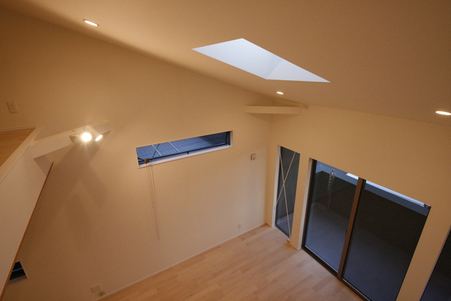 リビングの斜め天井にはトップライトを採用し、明るく開放的な空間を演出