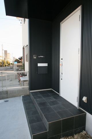 黒色を基調とした外観に、白色の玄関ドアが印象的な玄関