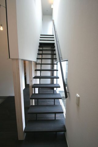 特注のストリップ階段は、毎回施工図を起こして一品製作。手すりやササラの形状にもこだわります。