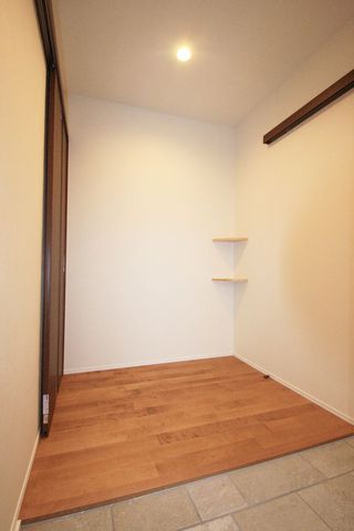 【1階】親世帯の玄関は、段差を抑え動きやすい空間に