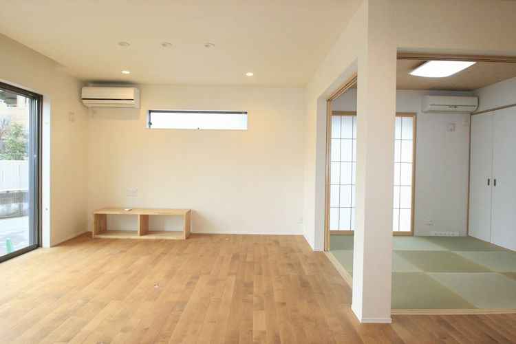 狭小地でも空間の広がりを感じさせる家