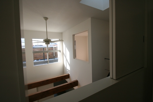 １階と２階の空間を繋ぐ窓、空間を繋ぐことで家族の安心感も得られる
