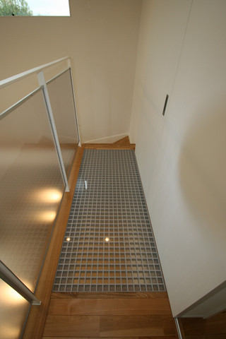 グレーチングとポリカーボネートを組み合わせた床　優しく１階へと光をそそぎます