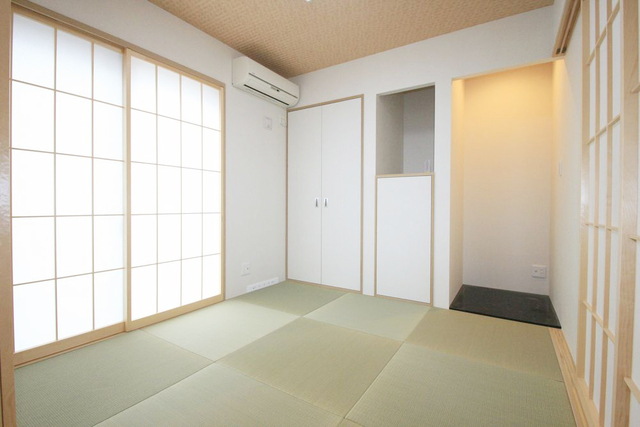 【1階】たっぷり明かりの入る和室は、客間としても、寛ぎの場としても、過ごしやすい空間