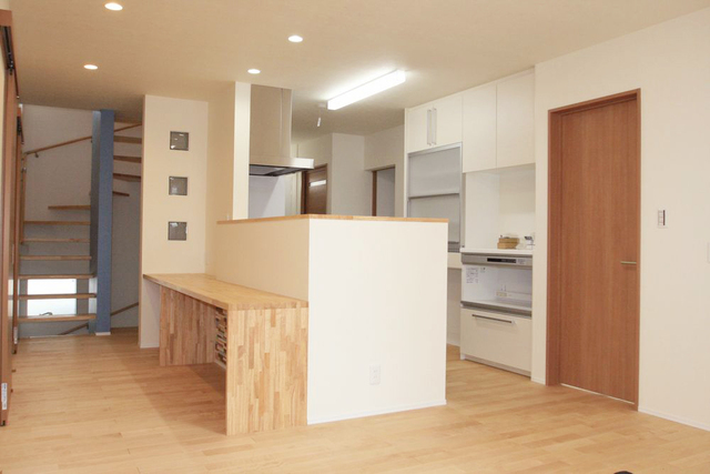 【2階】キッチンの前のカウンターは、食卓としても、お子様の勉強の場としても使用できます