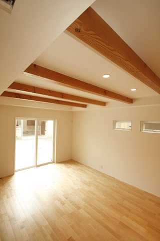 無垢材と天井の化粧梁がナチュラル間を演出し、暖かい空間となりました