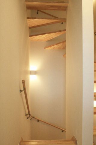 家中の空気を循環させられるようにスケルトン階段を取り入れ、WB工法の効率を上げます