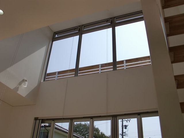 ２階の高窓からは暖かい日差しがリビング全体を照らします。