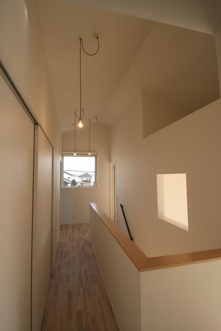 ２階廊下　屋根裏の余剰空間有効利用し広がりのある空間に