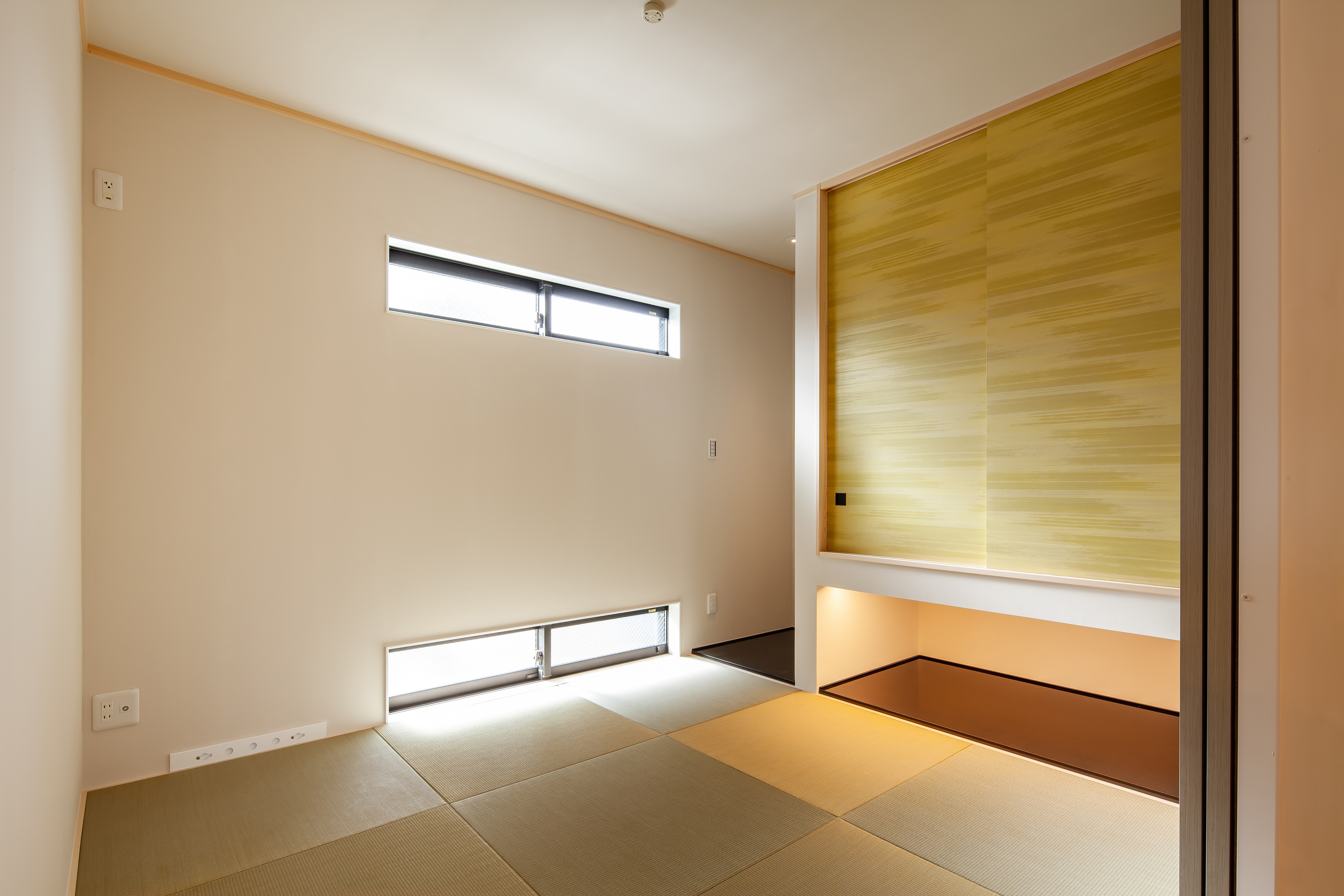 床の間と襖のコントラストが美しい和室