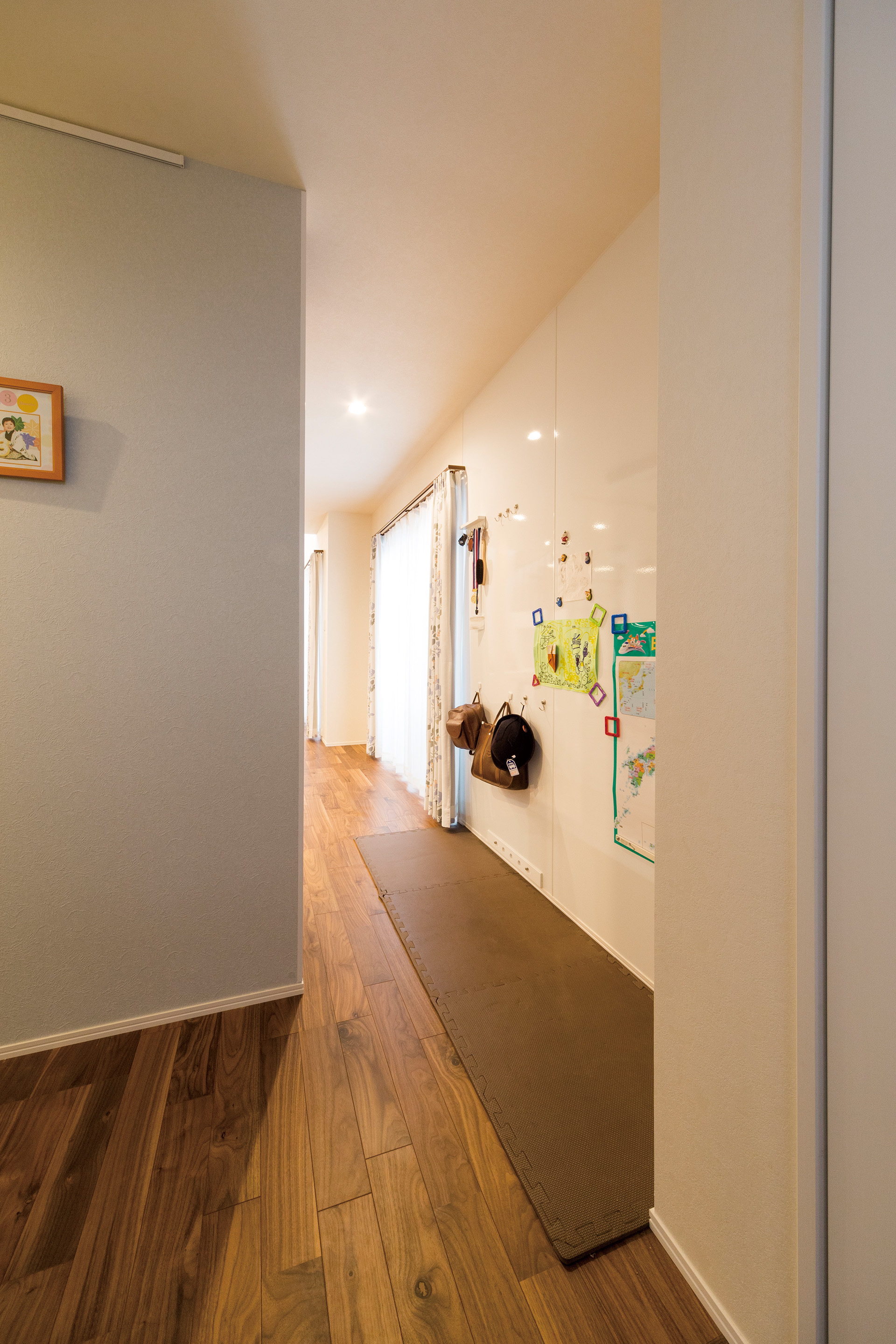 ホーローパネルを貼った廊下は、お子様の遊び場や伝言ボードとしても使えます